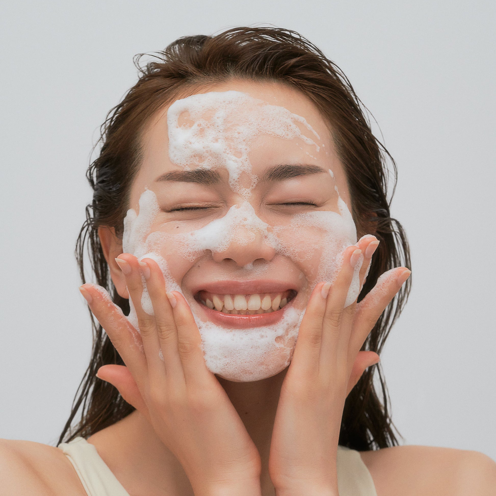 UIQ Biome Barrier Cleansing Foam Model— Jabón en crema